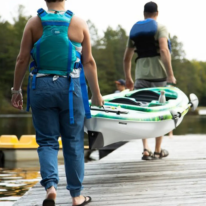 kajaka īre rīgā
- Divi cilvēki pārvieto Pelican Argo 136xp Tandem divvietīgo kajaku pa laipu.
- Viens cilvēks, sieviete zaļā glābšanas vestē, nes priekšējo galu.
- Otrais cilvēks, vīrietis zilā glābšanas vestē, nes aizmugurējo galu.
- Kajaka ārpuse ir zaļā un baltā krāsā.
- Fons rāda mierīgu ūdenskrātuvi un kokus.
