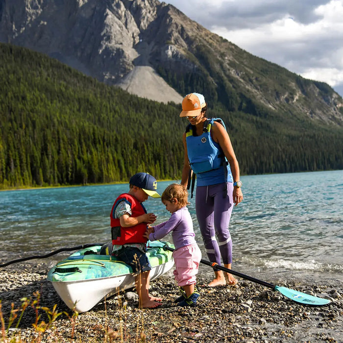 kajaka noma rīgā
- Divvietīgs kajaks Pelican Argo 136xp Tandem pie ezera krasta
- Sieviete ar diviem bērniem, valkā glābšanas vestes un gatavojoties braucienam
- Skaists dabas ainava ar kalniem un priežu mežu fonā
