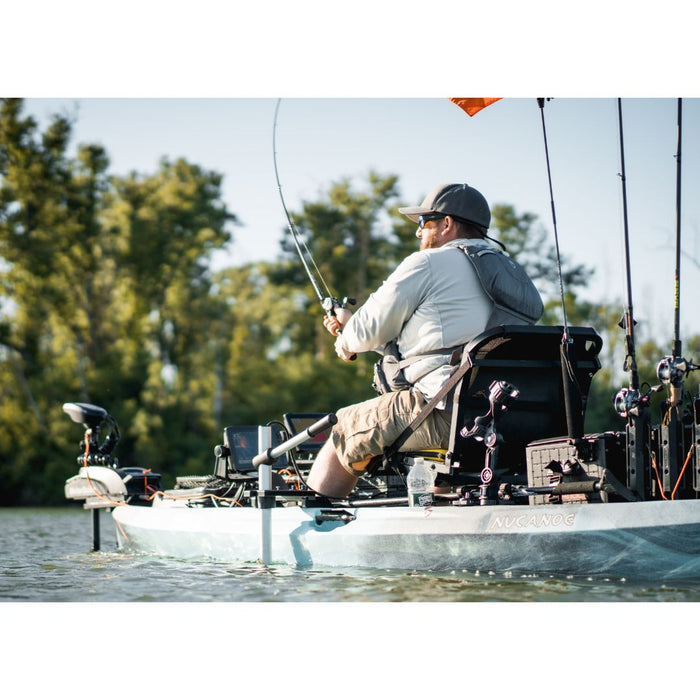 NuCanoe makšķerēšanas kajaks ar atvērtu klāju, armijas kamuflāžas krāsa, stabils un piemērots makšķerēšanai un medībām