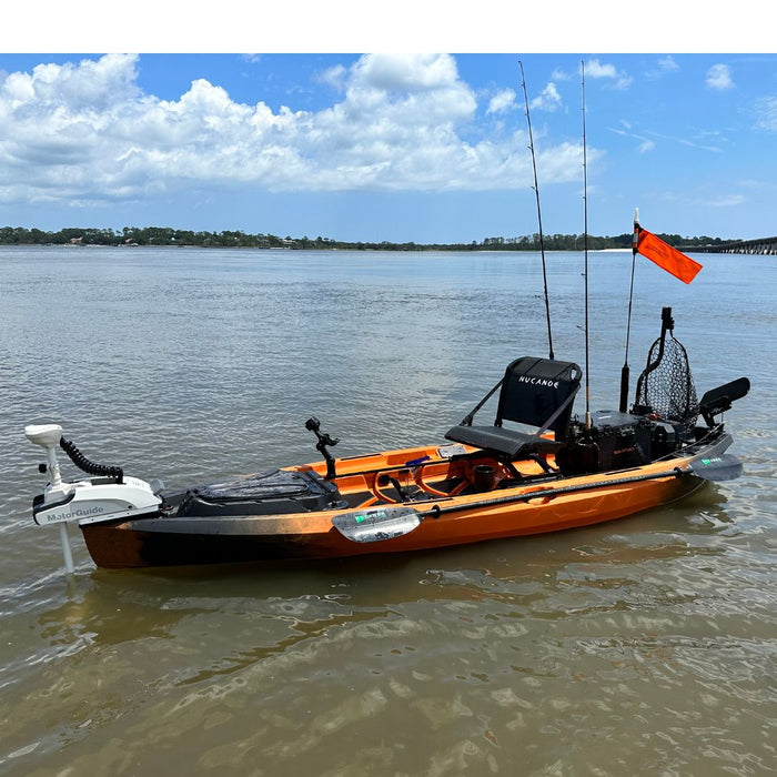 nucanoe makšķerēšanas kajaks ar atvērtu klāju, stabils, armijas kamuflāžas krāsā, piemērots ūdens sportam un makšķerēšanai