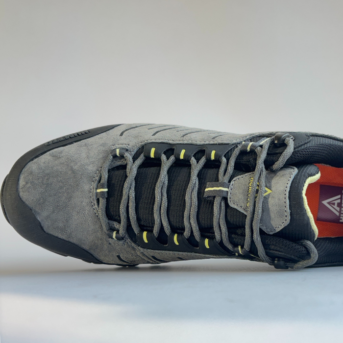 Humtto pārgājienu apavs, zems griezums, ūdensizturīgs, gaiši pelēks, vīriešu ādas trekinga kurpes tuvplāns no augšas.