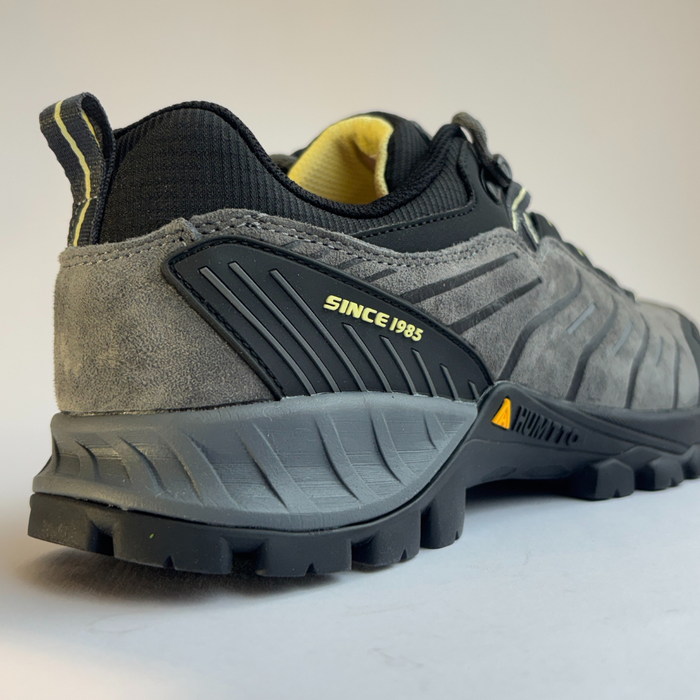 Humtto vīriešu pārgājienu apavi, ūdensizturīgi, gaiši pelēki, elastīgi, tuvplāns uzējošā daļa un zole.