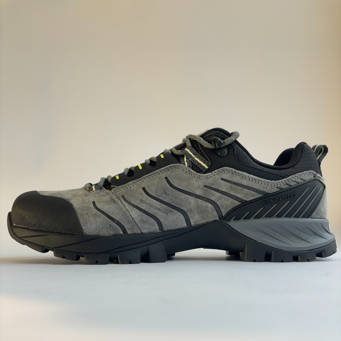 Humtto pārgājienu apavi, ūdensizturīgi, viegli, tumši pelēki, zema tipa vīriešu apavi pārgājieniem un dabā Latvijā.