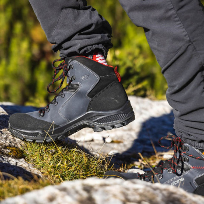 alpina helios 2.0 pārgājienu zābaki, melni, ādas, vibram zole, piemēroti pārgājieniem lietainā un aukstā laikā Latvijā