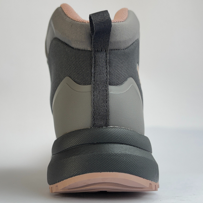 Humtto pārgājienu zābaks, ūdensnecaurlaidīgs tekstils, viegls pelēks modelis, kalnu un trekinga apavi tuvplāns no aizmugures.