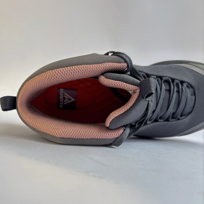 Humtto trekinga zābaki, pelēki tekstila, ūdensnecaurlaidīgi, viegli, piemēroti pārgājieniem un ikdienai Latvijas apstākļos.