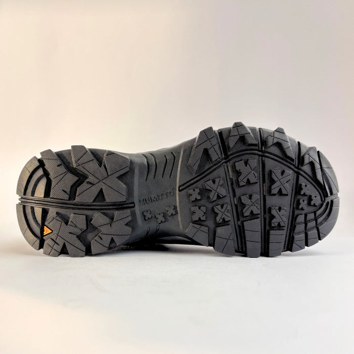 Humtto pārgājienu apavi ar izturīgu zoli, tumši zaļi, piemēroti Latvijas laikapstākļiem un slidena seguma aizsardzībai.