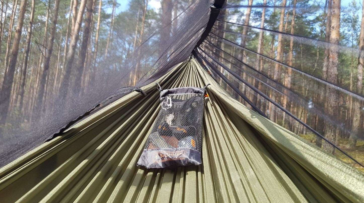 - Vienkārša un ātra uzstādīšana ar viegli pielāgojamiem koku turētājiem un karabīnēm
- Iebūvētā ridgelīne ar acu caurumiem iekšpusē aprīkojuma piekāršanai
- Prakstiska kabata ar divām slēptām āķītēm, lai uzturētu vērtīgās lietas drošībā