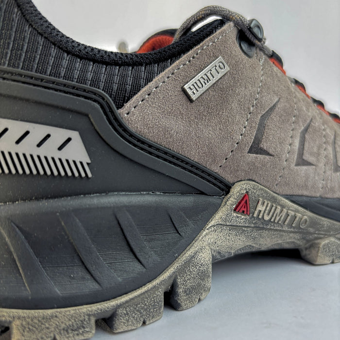 humtto pārgājienu apavi, zemi, pelēki ar gumijas zoli, izturīgi un piemēroti Latvijas laikapstākļiem, tuvplāns
