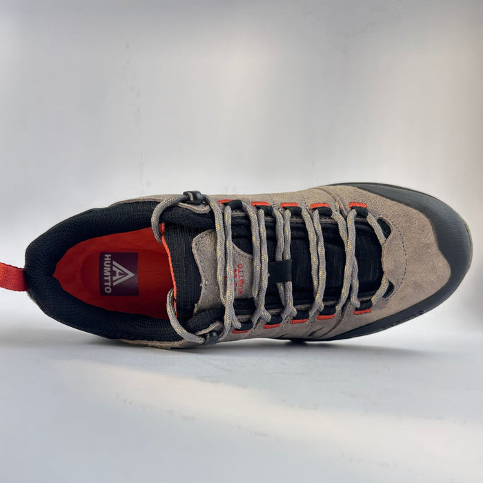 humtto pārgājienu apavi, zema cortecha, pelēka zamšādas virsma ar melniem un sarkaniem akcentiem, piemēroti trekingam rudenī