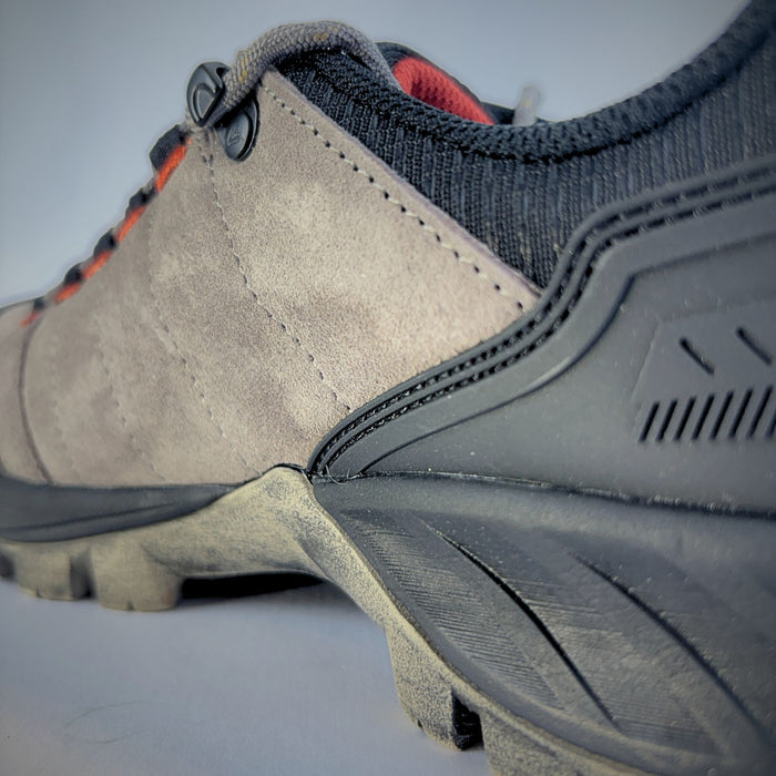 humtto pārgājienu apavi, zemi, pelēki ar melnu zoli, izturīgi un piemēroti Latvijas pārgājieniem, tuvplāns