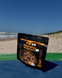 Meki vistas teriyaki gatavā maltīte, 100g, āra ēdienreize, tūrisms, pludmales fons, dabas vidē