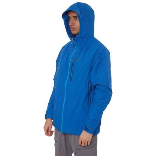 - Vīrietis, valkā FHM Pharos Hiking Jacket Waterproof 10000 mm zilo, īpaši vieglo, ūdensizturīgo un vējaizturīgo jaku, kas piedāvā komfortu un funkcionalitāti aktīvām kustībām. FHM, didriksons jaka