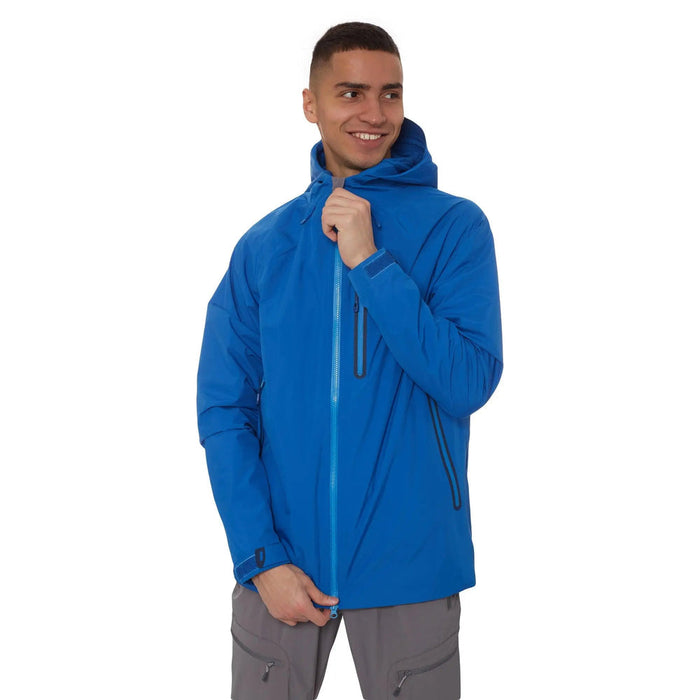 - Vīrietis valkā FHM Pharos Hiking Jacket Waterproof 10000 mm zilu jaku
- Jakai ir ergonomisks griezums, regulējamas aproces un kapuce
- Ūdensnecaurlaidīga un vēja necaurlaidīga jaka izgatavota no TorayDelfy membrānas auduma
- Jakai ir krūšu rāvējslēdzēja kabata un divas sānu kabatas, centrālais rāvējslēdzējs un ventilācijas rāvējslēdzēji
- Vīrietis ir ģērbies pelēkās biksēs un jaka sniedz drošu aizsardzību pret lietu
- FHM