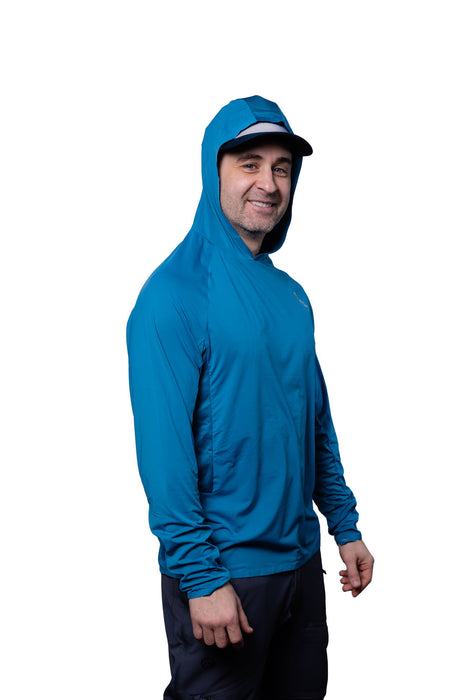 - Individuāls stāv gaiši zilā Outfish Insect Shield UV Protection Hoodie ar UPF50+
- Vīrietis valkā zilo kapuci apģērbu, radot profesionālu, pozitīvu izskatu
- Kapuce nodrošina aizsardzību pret UV stariem un kukaiņiem
- Piemērots āra aktivitātēm, piemēram, pārgājieniem, kempingiem un makšķerēšanai
- Tērps ir piemērots intensīviem treniņiem, pateicoties dzesēšanas un antimikrobiālām īpašībām
- Outfish