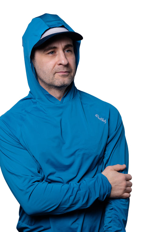 - Vīrietis valkā Outfish Insect Shield UV Protection Hoodie UPF50+ tēraudzilā krāsā
- Kapuce pilnībā pārklāj galvu 
- Deguns
- Kreklam uzruna labajā krūšu daļā 
- Outfish