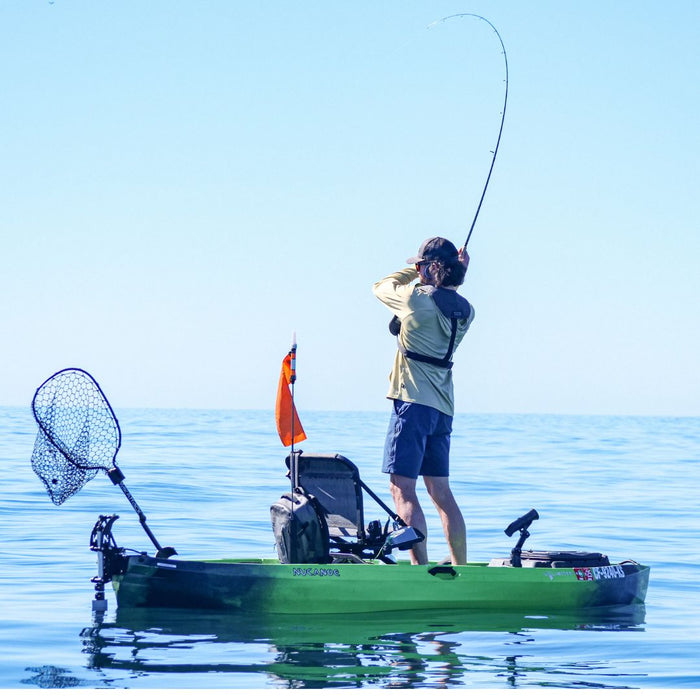 nucanoe makšķerēšanas laiva, zaļa, stabils makšķerēšanai un medībām piemērots kajaks atklātā klāja dizains