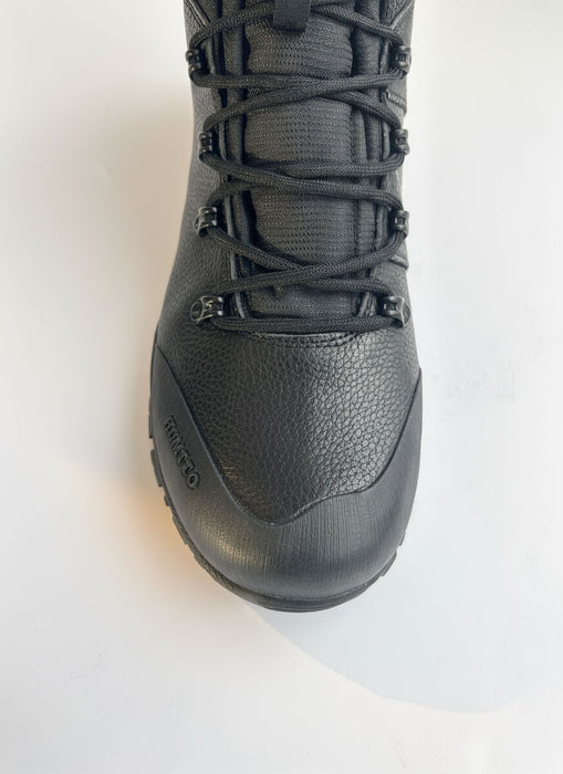 Humtto ziemas pārgājienu zābaks, melna āda, siltināts, tuvplāns uz purngala un auklām, Latvijas laikapstākļiem.