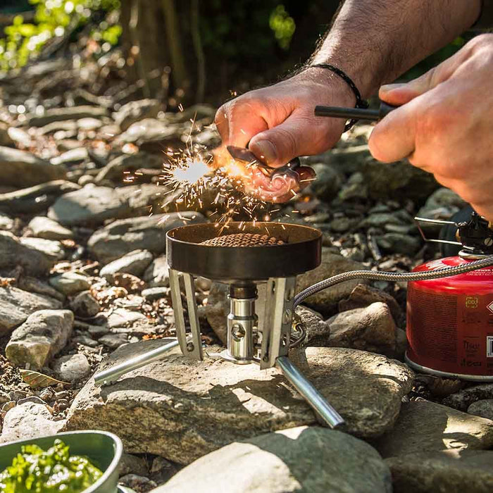 Zviedru FireKnife izmantošana brīvā dabā, piemērots izdzīvošanas uzdevumiem un uguns iekurināšanai.